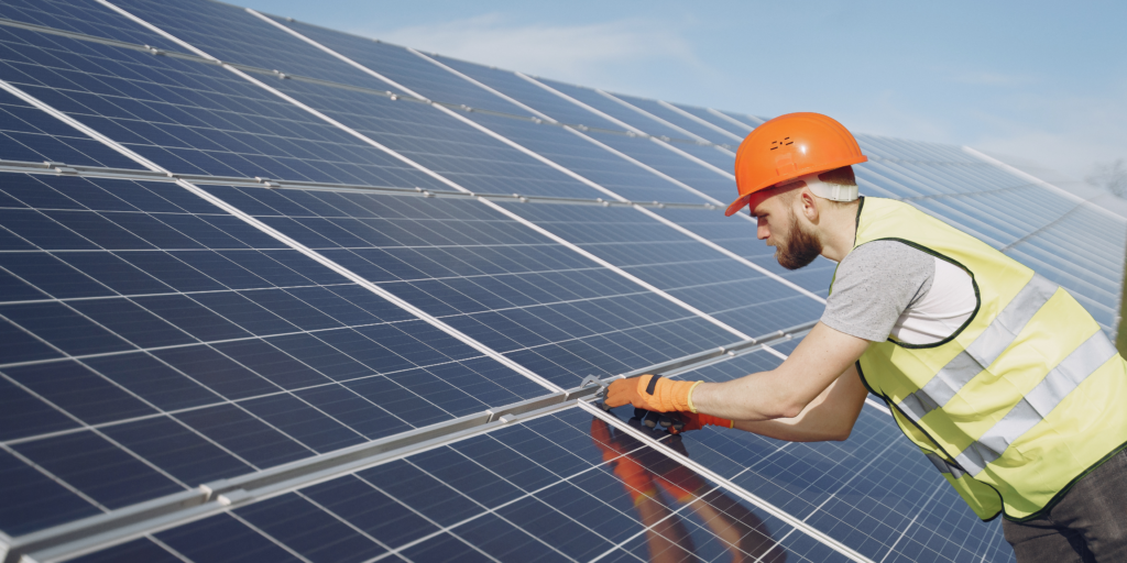 Zonnepanelen huren of kopen. De voor- en nadelen op een rij. afbeelding
