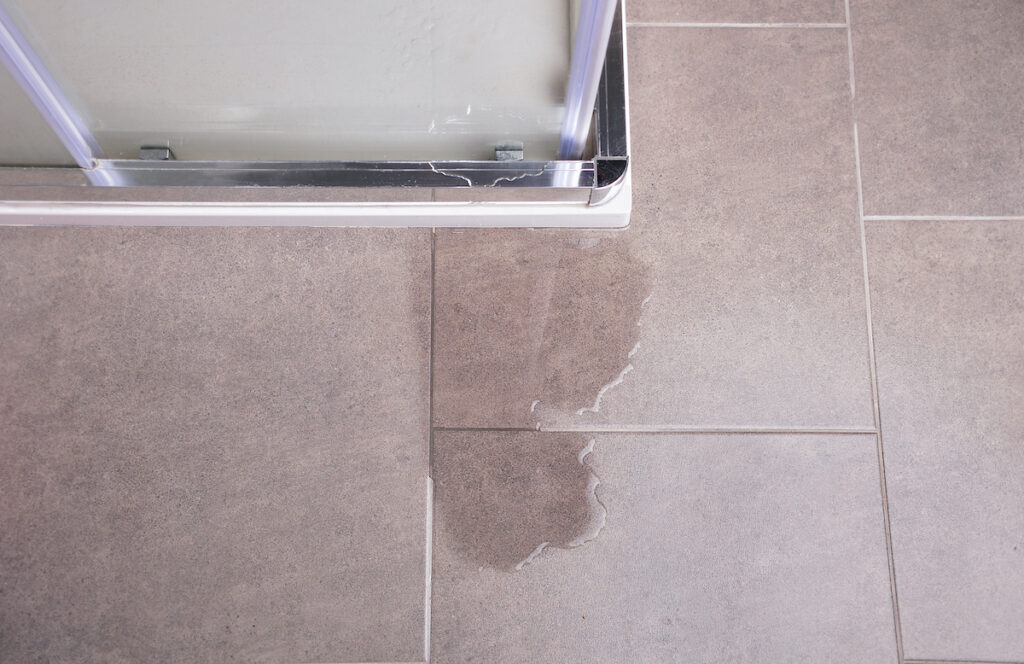 Lekkage in de badkamer zelf opsporen afbeelding